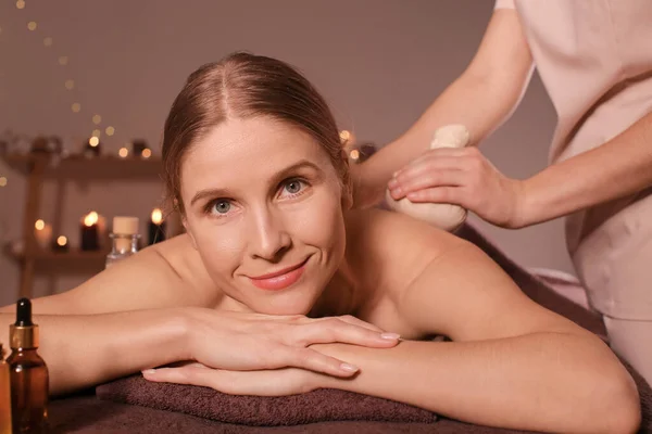 Bella donna che riceve massaggio nel salone spa — Foto Stock
