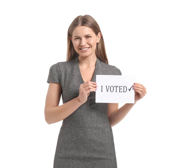 Молодая женщина держит бумагу с текстом, который я голосовал на белом фоне — стоковое фото