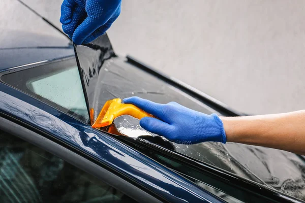 Male worker tinting car window — Stock Photo, Image
