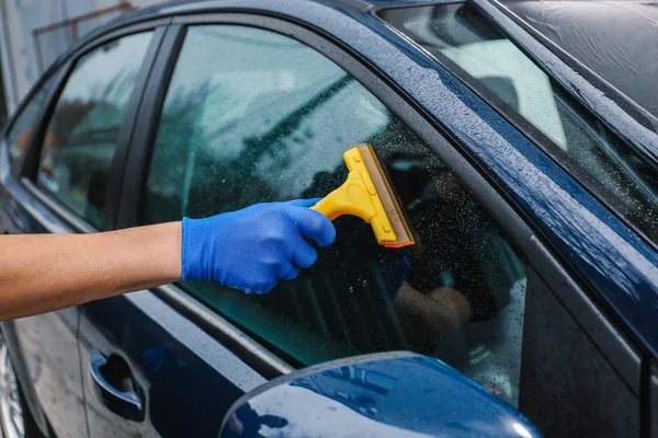 Männlicher Arbeiter färbt Autoscheibe — Stockfoto