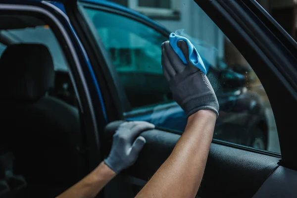 Worker cleaning car window after applying tinting foil — Stock Photo, Image