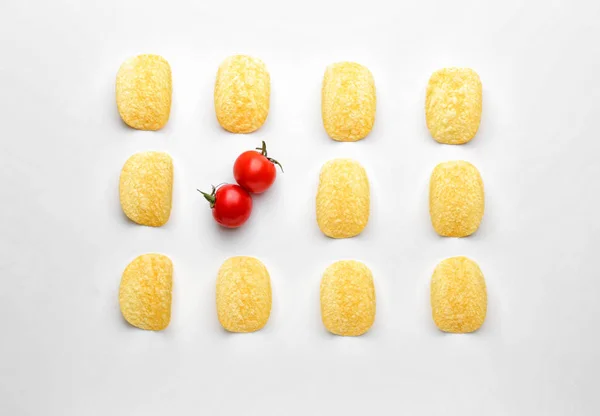 Savoureux croustilles et tomates sur fond blanc — Photo