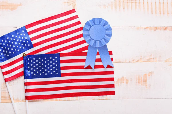 木製の背景にアメリカ国旗と紋章。記念日 — ストック写真