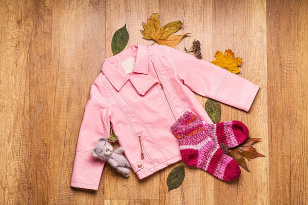 Des vêtements élégants pour enfants d'automne sur fond en bois — Photo