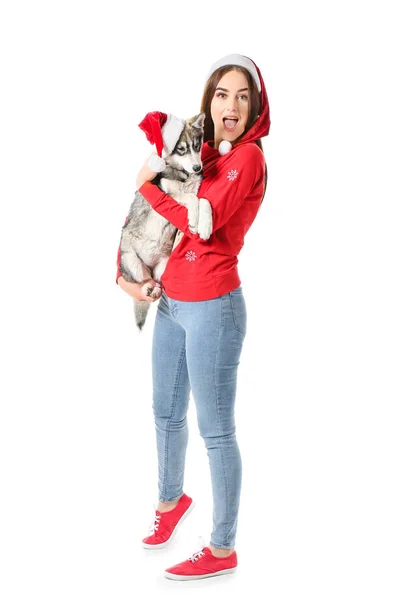 Cute kobieta z zabawnym husky szczeniak w Santa Claus kapelusze na białym tle — Zdjęcie stockowe