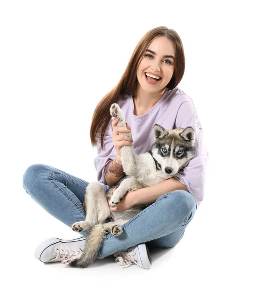 Niedliche Frau mit lustigen Husky-Welpen auf weißem Hintergrund — Stockfoto