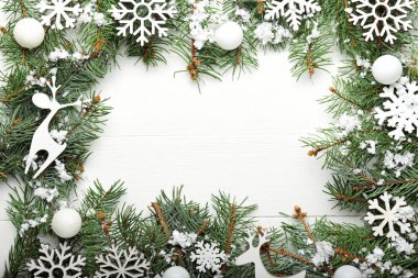 Beyaz arka planda güzel bir Noel kompozisyonu