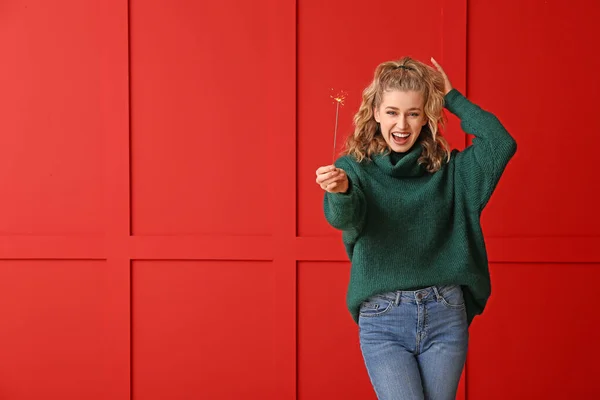Boldog fiatal nő téli ruhák és karácsonyi csillagszóró színes háttér — Stock Fotó