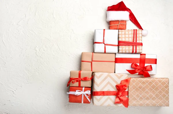 Hermosos regalos de Navidad sobre fondo blanco —  Fotos de Stock