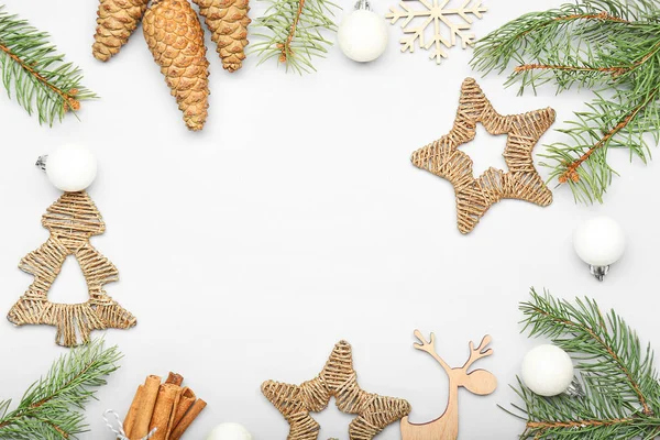 Hermosa composición de Navidad sobre fondo blanco — Foto de Stock