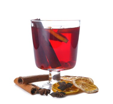 Beyaz arka planda bir bardak lezzetli sıcak şarap