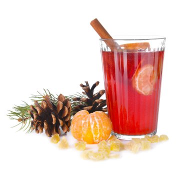 Beyaz arka planda bir bardak lezzetli sıcak şarap