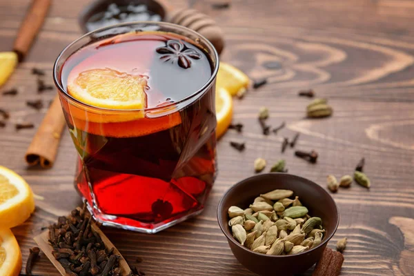 Glass of tasty mulled wine on wooden background — Stock Photo, Image