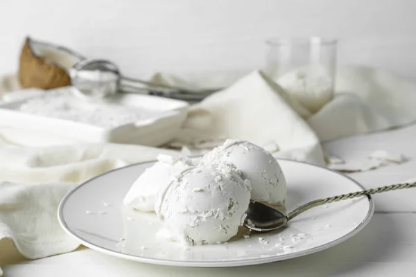 Piatto con gustoso gelato al cocco in tavola — Foto Stock