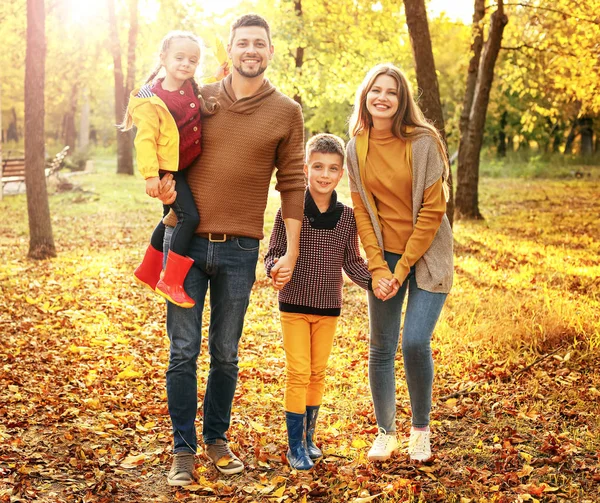 Familia feliz caminando en el parque de otoño —  Fotos de Stock