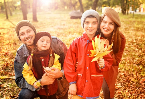 Счастливая семья отдыхает в осеннем парке — стоковое фото