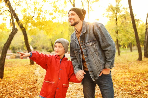 Šťastný otec a syn v podzimní parku — Stock fotografie