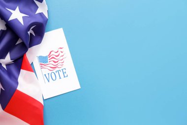 Renk arkaplanında metin oyunu ve Usa bayrağını içeren kağıt