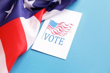 Renk arkaplanında metin oyunu ve Usa bayrağını içeren kağıt