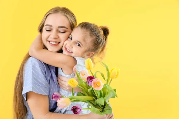 Маленькая девочка приветствует свою мать на цветном фоне — стоковое фото