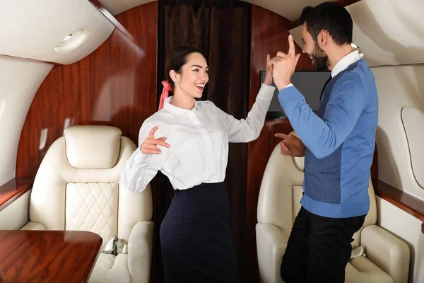 Pareja bailando a bordo del moderno avión privado — Foto de Stock