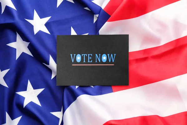 Carta con testo VOTA ORA sulla bandiera USA — Foto Stock