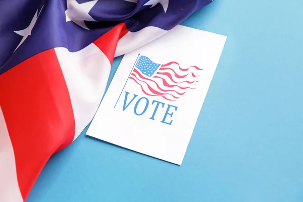 Carta con testo VOTA e bandiera USA su sfondo a colori — Foto Stock