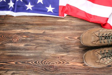 Amerikan bayrağı, askeri botlar ve tahta arka planda metin için alan