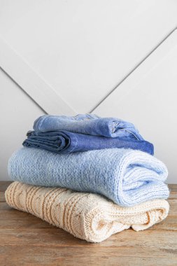 Masada kalın giysiler var.