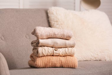 Koltukta bir yığın kalın giysi.