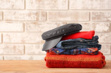 Masada kalın giysiler var.