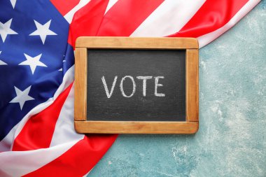 Renk arkaplanında metin Oy ve Usa bayrağı bulunan tebeşir tahtası