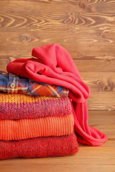 Pilha de roupas quentes na mesa — Fotografia de Stock