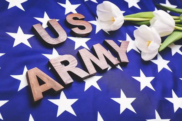 Text US ARMY and flowers on American flag. Memorial Day celebration — Stock Photo, Image