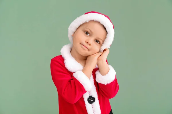 Arka planda Noel Baba kostümü giymiş şirin bir çocuk. — Stok fotoğraf