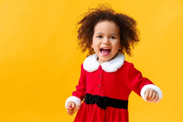 Pequena menina afro-americana em traje de Santa no fundo de cor — Fotografia de Stock