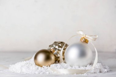 Beyaz arka planda kar olan güzel Noel baloları