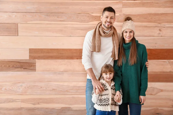 Boldog család téli ruhák fa háttér — Stock Fotó