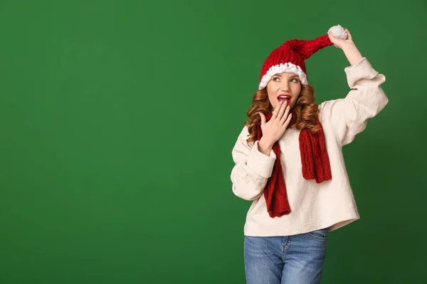Mujer joven sorprendida en ropa de invierno sobre fondo de color — Foto de Stock