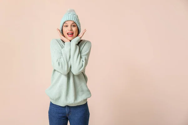 Счастливая молодая женщина в зимней одежде на светлом фоне — стоковое фото