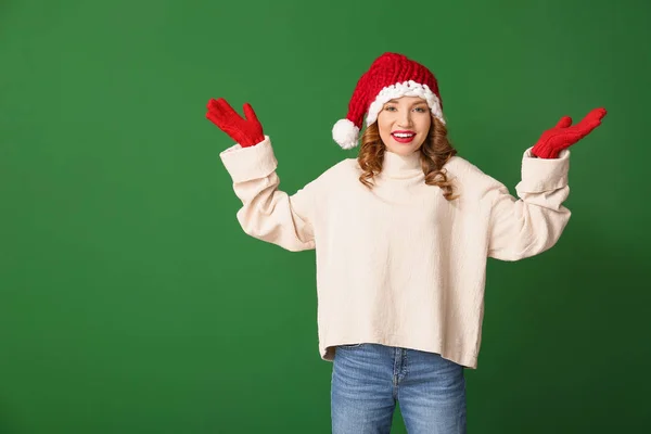 Felice giovane donna in abiti invernali su sfondo di colore — Foto Stock