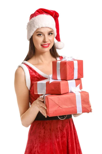 Belle jeune femme en costume de Père Noël et avec des cadeaux sur fond blanc — Photo