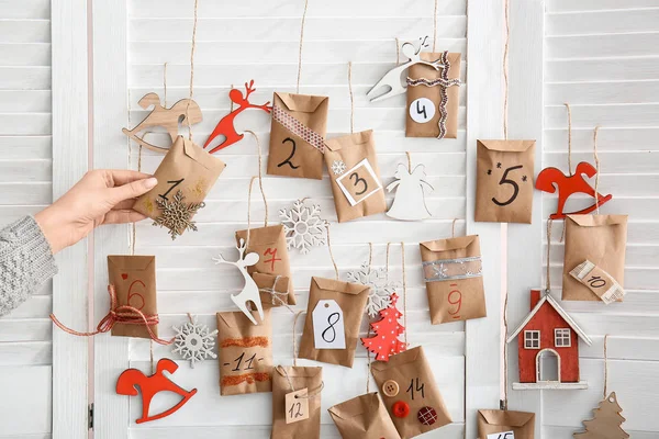 Mulher fazendo calendário de advento de Natal — Fotografia de Stock