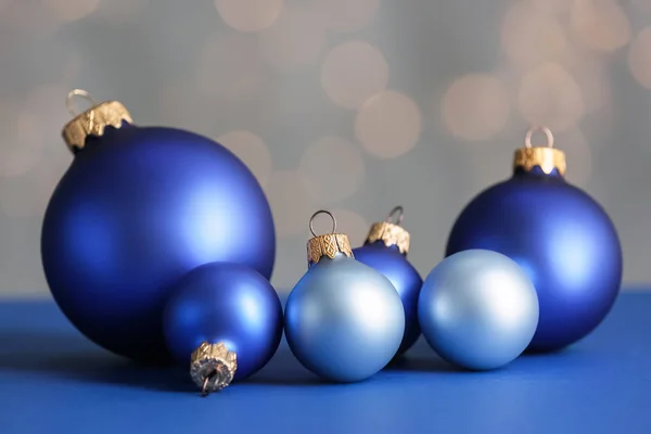 Красивые рождественские шары на столе против размытых огней — стоковое фото