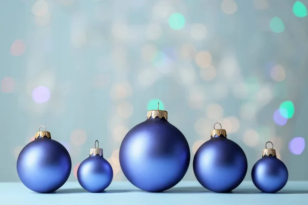 Красивые рождественские шары на столе против размытых огней — стоковое фото