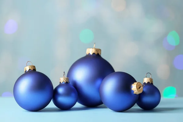 Belas bolas de Natal na mesa contra luzes turvas — Fotografia de Stock