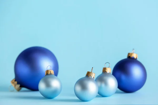 Hermosas bolas de Navidad sobre fondo de color — Foto de Stock