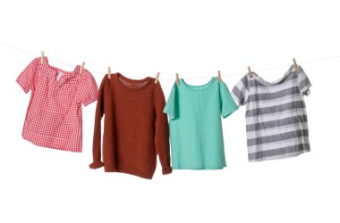 Temiz kıyafetler beyaz arka planda ipte sallanıyor.