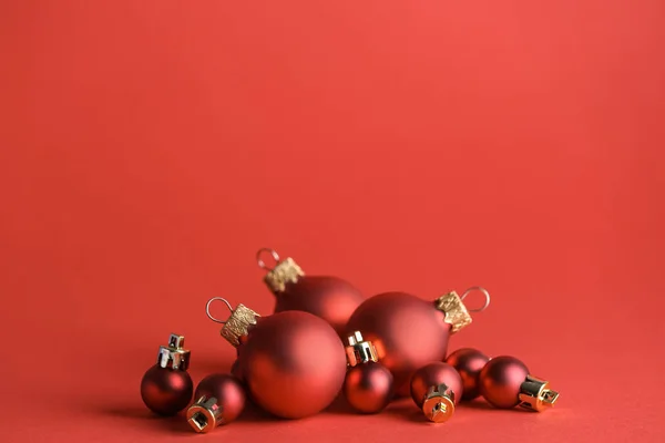 Красивые рождественские шары на фоне цвета — стоковое фото