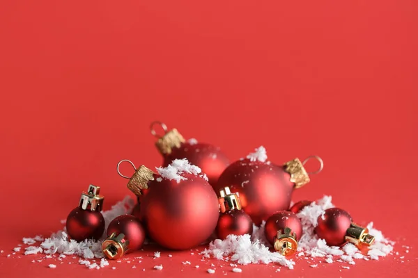 Belas bolas de Natal com neve no fundo de cor — Fotografia de Stock